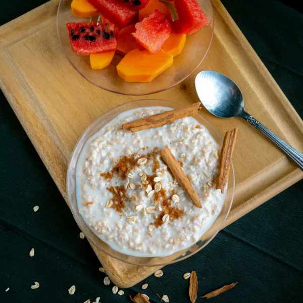 Ένα μπολ με overnight oats, κανέλα και φρούτα, που παρουσιάζει το viral πρωινό.