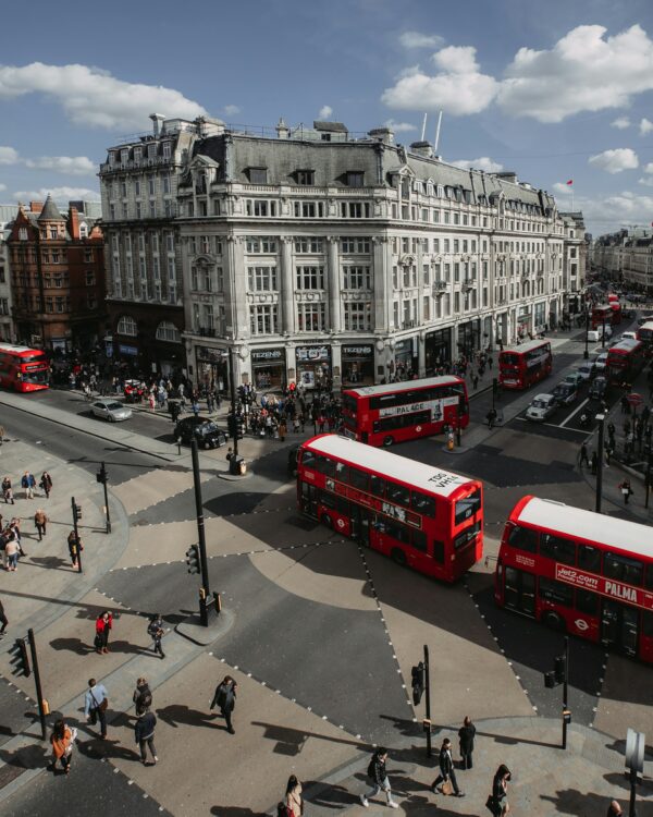 Η Oxford Street στο Λονδίνο γεμίζει με κόκκινα διώροφα λεωφορεία και πεζούς, δημιουργώντας μια σκηνή από τα Χριστούγεννα.