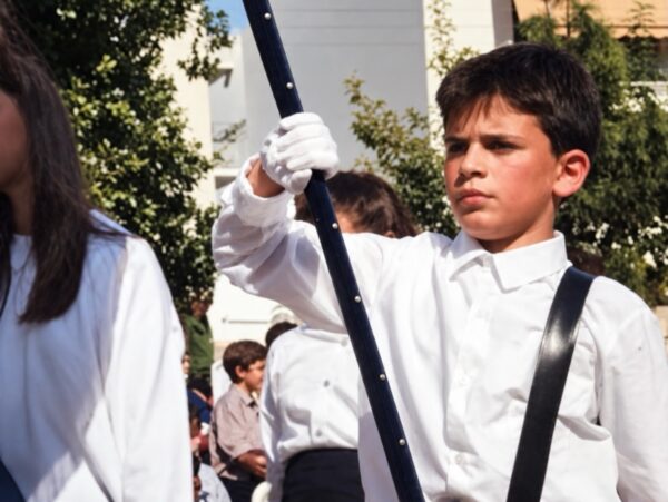 Τον αναγνωρίζεις; Ποιος γνωστός Έλληνας τραγουδιστής είναι ο σημαιοφόρος της φωτογραφίας
