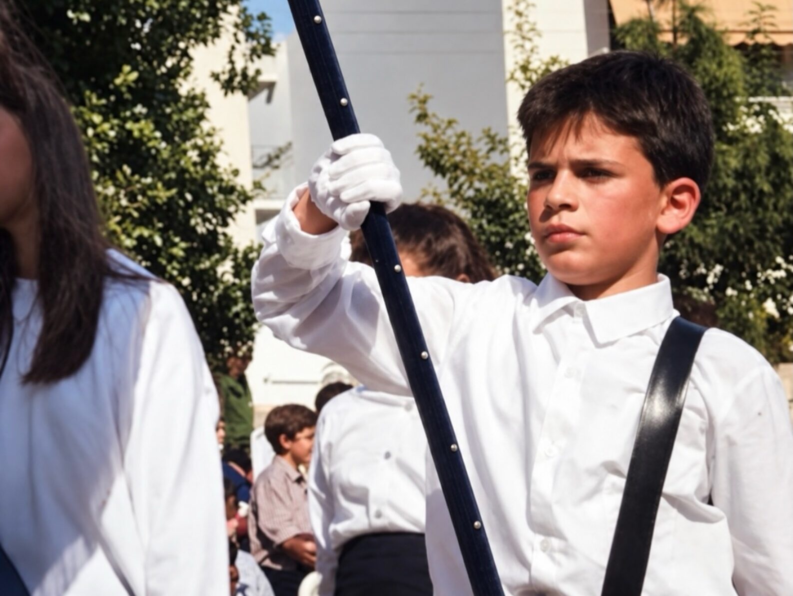 Τον αναγνωρίζεις; Ποιος γνωστός Έλληνας τραγουδιστής είναι ο σημαιοφόρος της φωτογραφίας