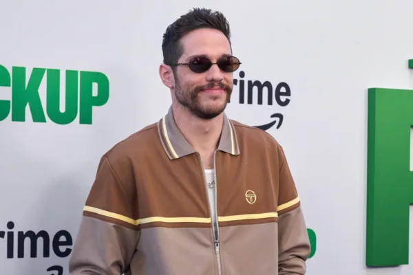 Ο Pete Davidson παρευρίσκεται σε εκδήλωση του Prime Video, φορώντας γυαλιά ηλίου και ένα καφέ jacket.
