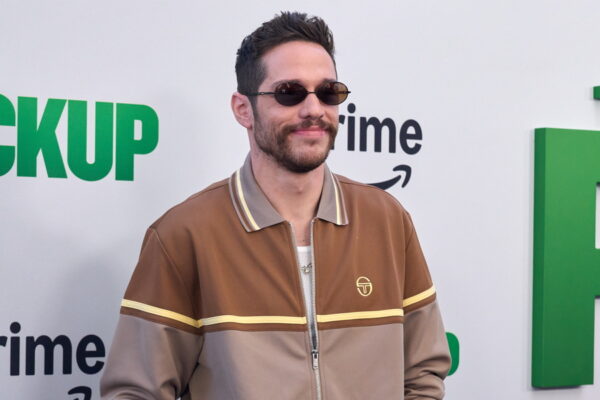«Είναι απαράδεκτο»: Ο Pete Davidson παίρνει θέση για τα σχόλια που δέχεται η Ariana Grande