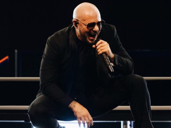 Jennifer Lopez: Ο Pitbull αποκάλυψε 15 χρόνια μετά τι ένιωσε στη σκηνή μαζί της