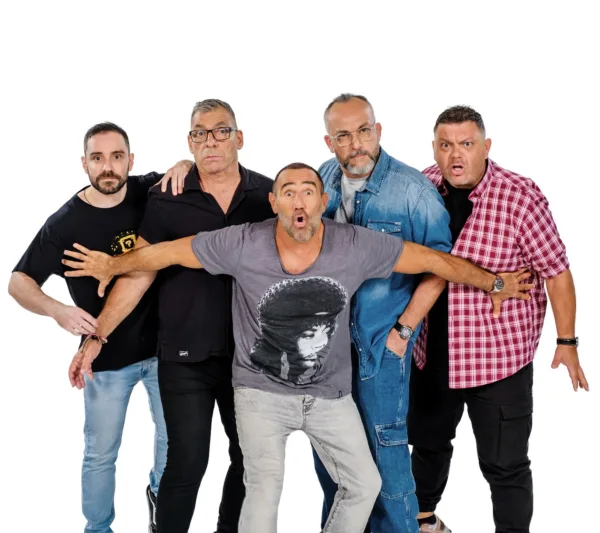 Πέντε άντρες ποζάρουν χαμογελώντας σε λευκό φόντο, με τους «Ράδιο Αρβύλα» να ετοιμάζονται για αλλαγές.