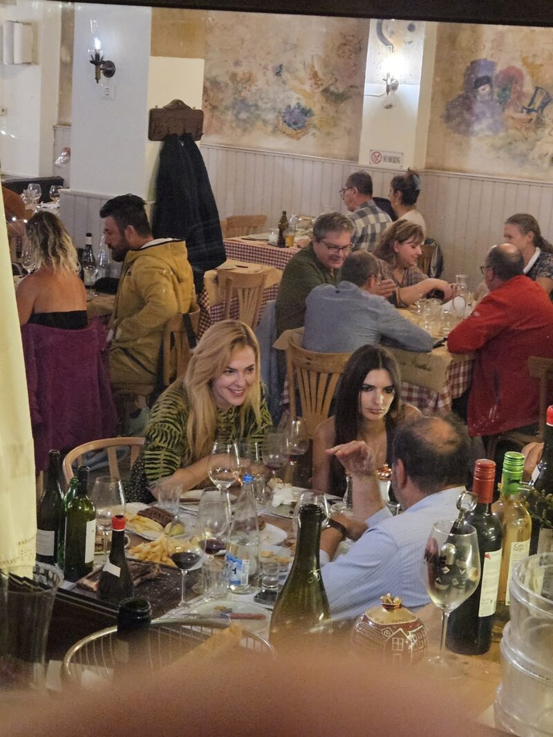 Η Ρένα Μόρφη δείπνησε στην Αθήνα με την Emily Ratajkowski – Δείτε τις εικόνες