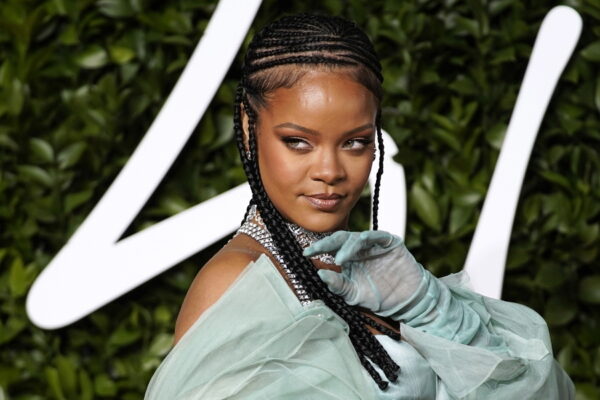 Η Rihanna είναι η μεγαλύτερη fan του «Love Island» και αυτό το βίντεο είναι η απόδειξη