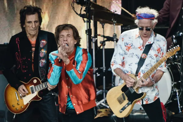 Ο Mick Jagger τραγουδάει στη σκηνή, ενώ οι Rolling Stones ετοιμάζουν νέα μουσική μετά το άλμπουμ τους.