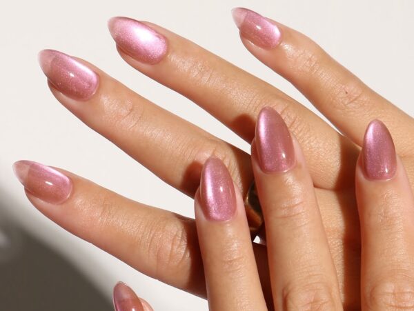«Velvet nails»: Η τάση στα νύχια που με έκανε να αγαπήσω τα κοντά νύχια