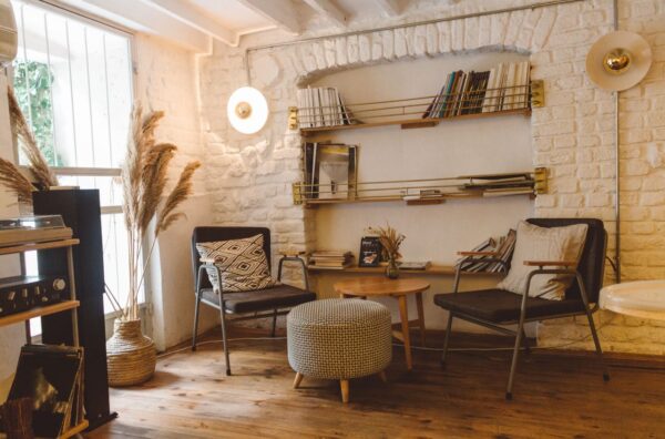 5 τρόποι να κάνεις πιο stylish το σπίτι σου χρησιμοποιώντας μόνο ένα πουφ