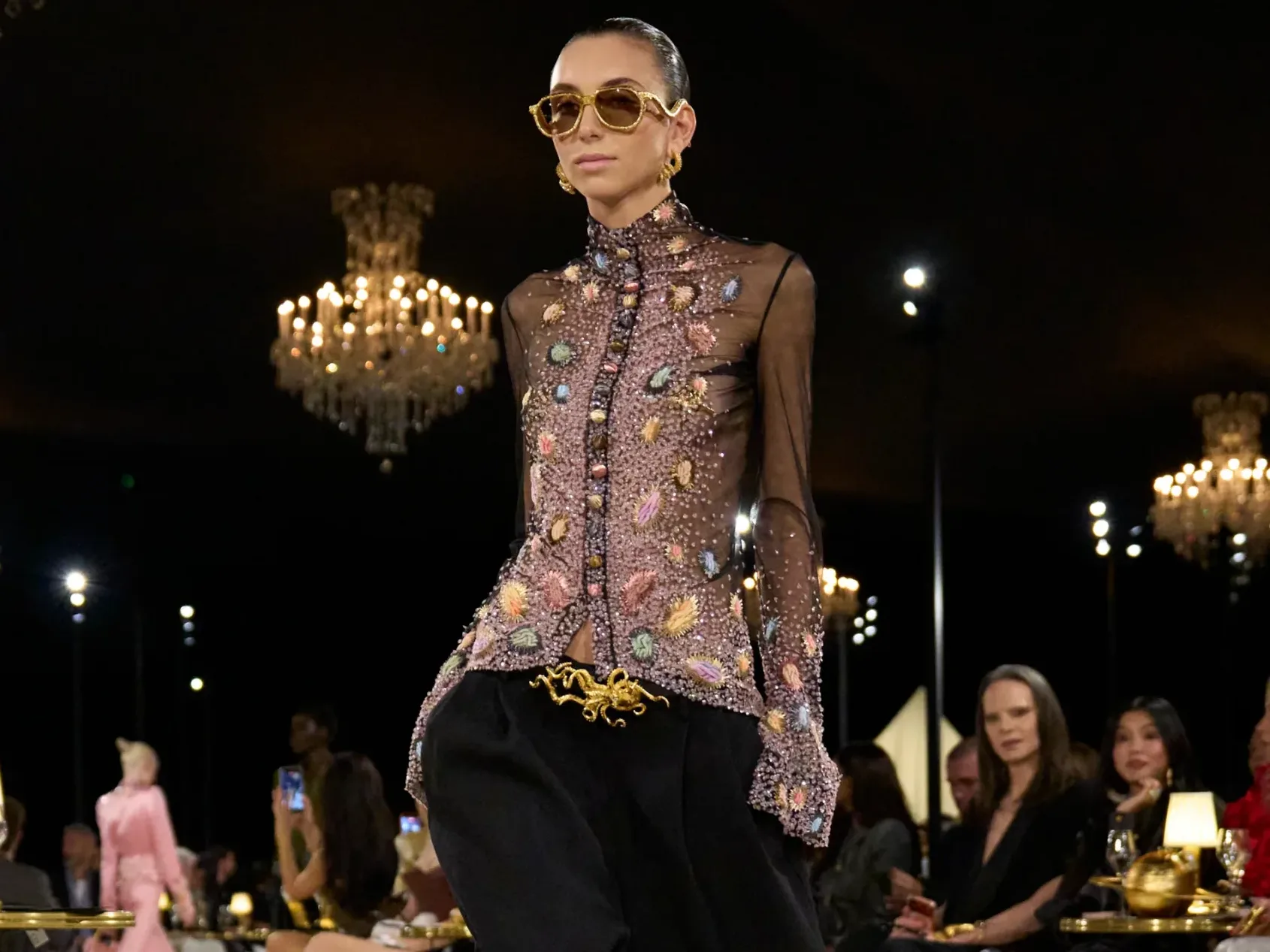 Schiaparelli SS27: Το iconic jacket του οίκου ξαναγράφει την ιστορία του μέσα από μια πιο σύγχρονη ματιά