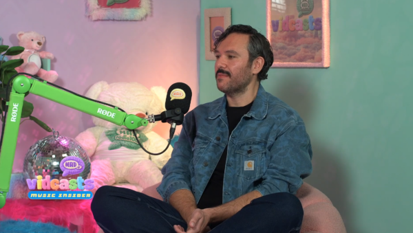 Ο Τάσος Μπιμπισίδης στο Music Insider: «Είναι ωραίο να ζεις μια συναυλία εντελώς μόνος σου»