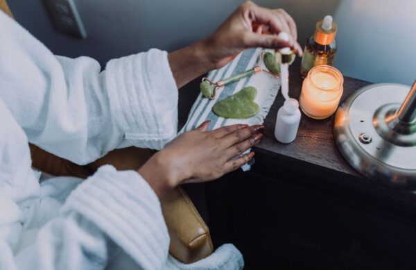 Το βραδινό ritual που σου αξίζει: 6 tips για να αφήνεις πίσω σου την ένταση της ημέρας
