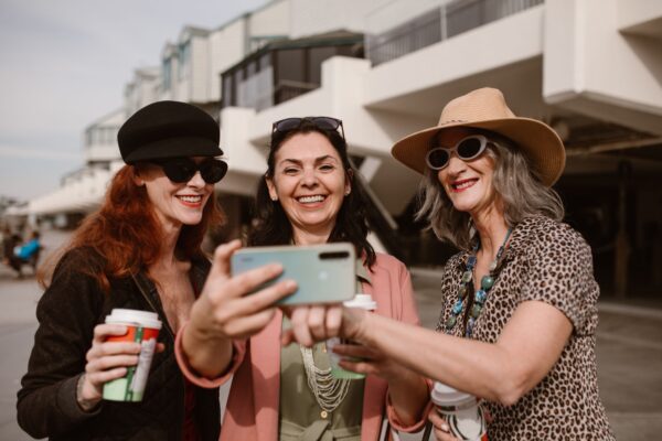 Βγάζεις 50 selfies και δεν σου αρέσει καμία – Τι συμβαίνει πραγματικά στην ψυχολογία σου