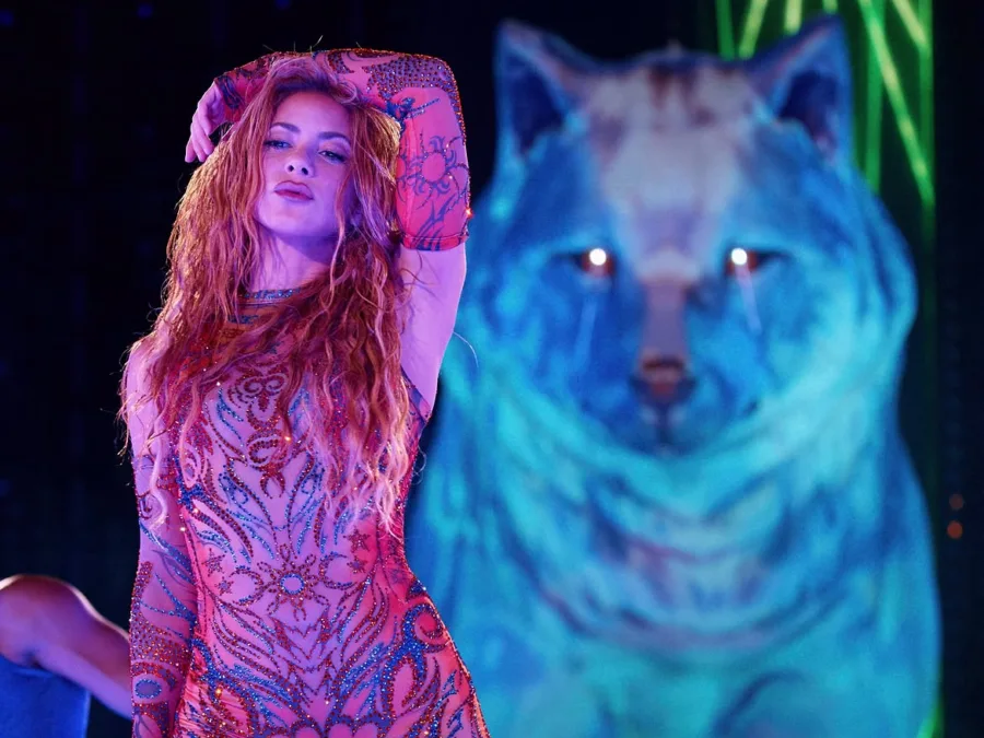 Η Shakira στη σκηνή της Μαδρίτης με φαντασμαγορικό κοστούμι και φόντο ένα γιγάντιο λυκόμορφο πλάσμα.
