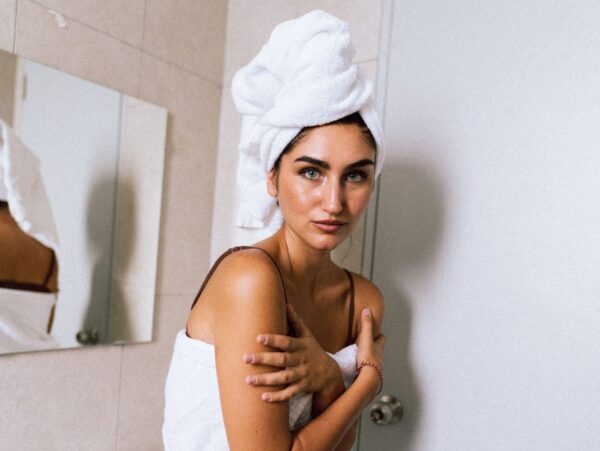 Μικρές αλλαγές στη skincare ρουτίνα που μπορούν να κάνουν τη διαφορά