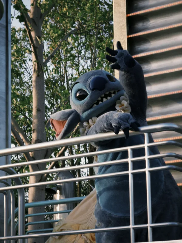 Ο Stitch με λουλούδια στο λαιμό, χαιρετάει χαρούμενος, καθώς ξεκινούν τα γυρίσματα του Lilo & Stitch 2.