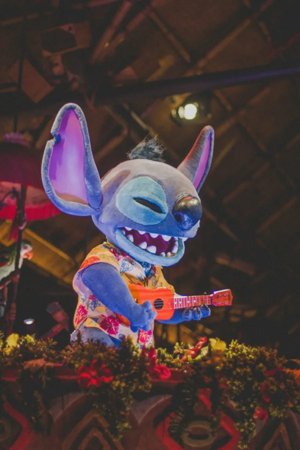 Ο Stitch παίζει ουκουλέλε με χαρούμενη έκφραση, προετοιμάζοντας την επιστροφή του στην ταινία Lilo & Stitch 2.