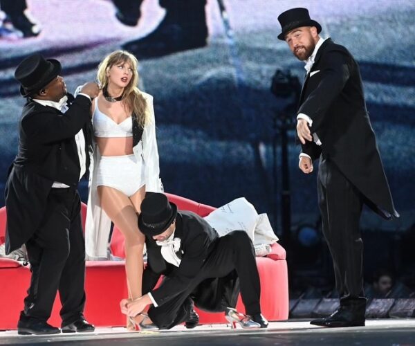 Taylor Swift – Travis Kelce: Οι πρώτες αδημοσίευτες εικόνες από τον παραμυθένιο γάμο τους