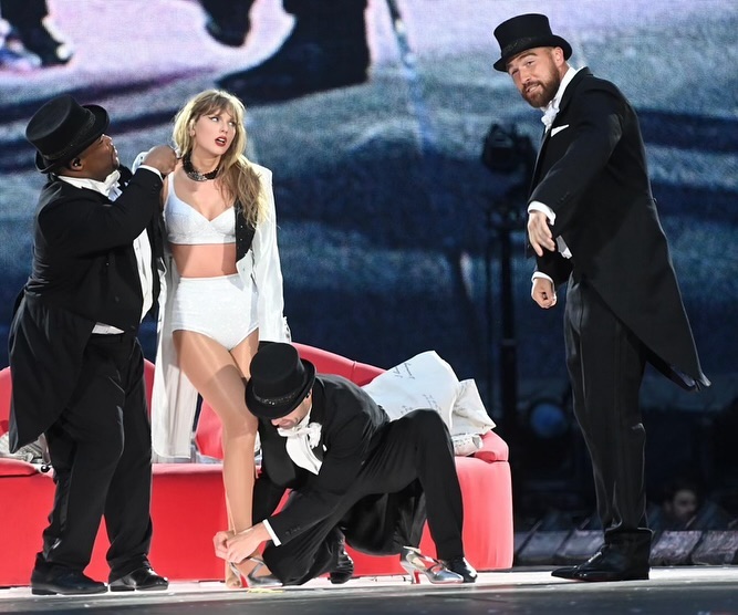 Taylor Swift – Travis Kelce: Οι πρώτες αδημοσίευτες εικόνες από τον παραμυθένιο γάμο τους