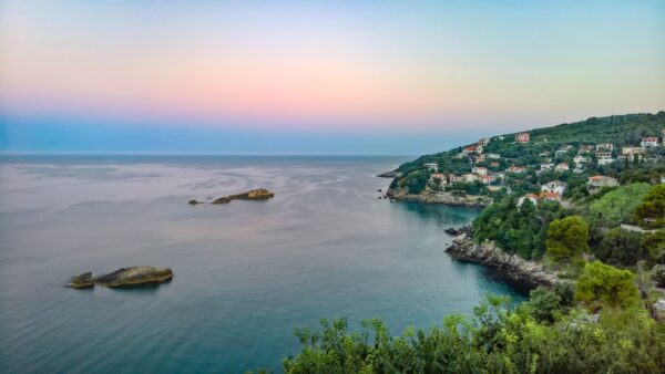 Ευρωπαϊκοί προορισμοί με όμορφα τοπία και ηρεμία, ιδανικοί για αποδράσεις μακριά από τον πολύ τουρισμό.