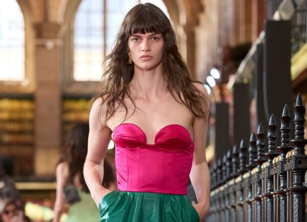 Valentino SS27: Μια ποιητική αφήγηση γεμάτη χρώμα, ρομαντισμό και ατελείωτη φαντασία