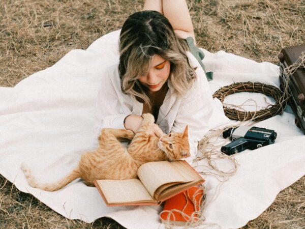 «The Encyclopedia of Movie Cats»: Αν αγαπάς τις γάτες και το σινεμά, αυτό είναι το επόμενο βιβλίο σου